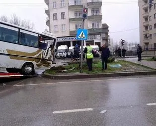 Öğrenci servisi tırla çarpıştı