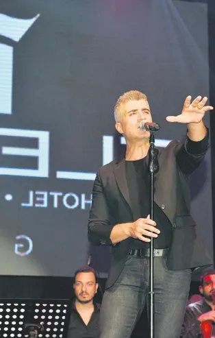 Özcan Deniz Latin Amerika’dan gelen müzikseverleri Kıbrıs'ta verdiği konserle coşturdu