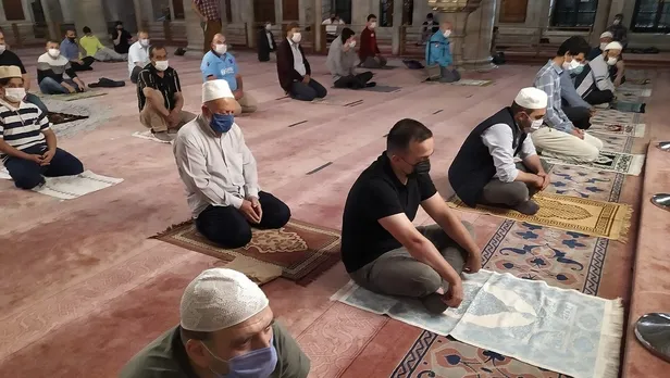 istanbul-ankara-izmir-bayram-namazi-saat-kacta-2-mayis-2022-ramazan-bayrami-namazi-sabah-saat-kacta-kilinacak-1651324796618.jpg İSTANBUL, ANKARA, İZMİR BAYRAM NAMAZI SAAT KAÇTA? 2 Mayıs 2022 Ramazan Bayramı namazı sabah saat kaçta kılınacak? Diyanet il il namaz vakitleri!-2