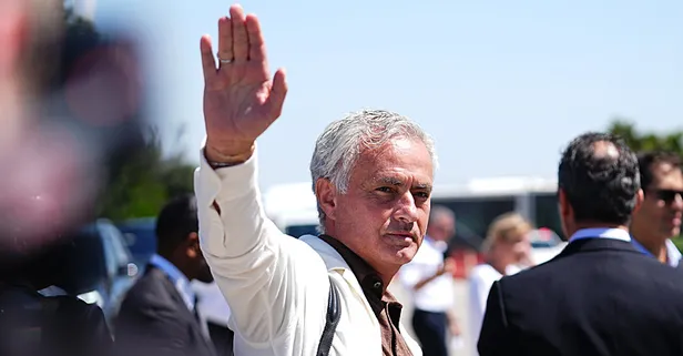 Jose Mourinho Fenerbahçe ile sözleşme imzaladı! Binlerce taraftar önünde imza attı