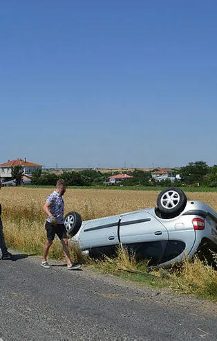 Trafikte eşek arısı dehşeti! Camından girdiği araç takla attı