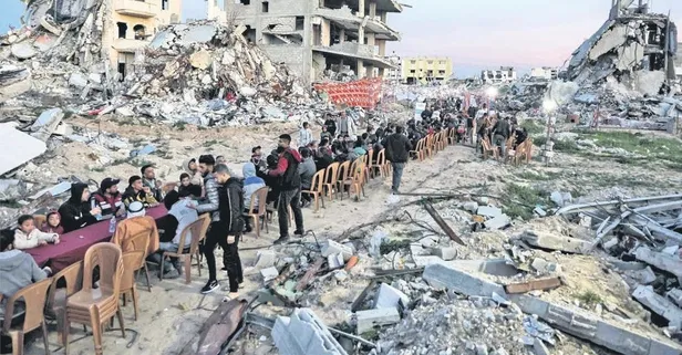 Enkaza dönen Gazze'de her şeye rağmen Ramazan sofraları kuruldu!
