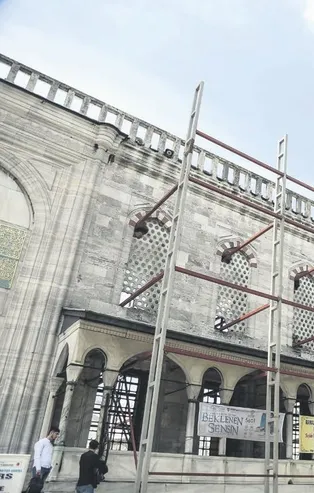 Sultanahmet Camii’nde restorasyon iskelesi camları kırdı