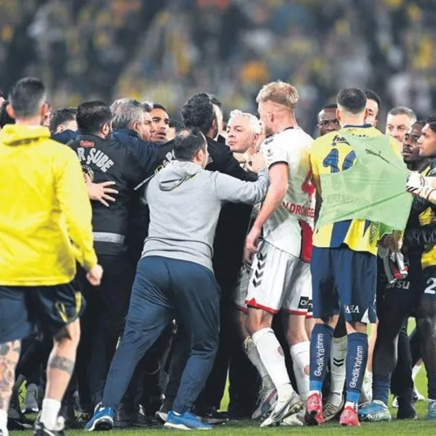 Maçın sonunda sahada arbede