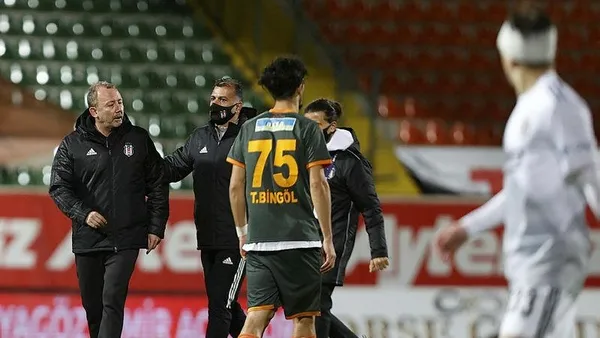 Beşiktaş Alanyaspor maçında Sergen Yalçın hakeme çok sinirlendi! "Kabadayılık mı yapıyorsun sen?"-10
