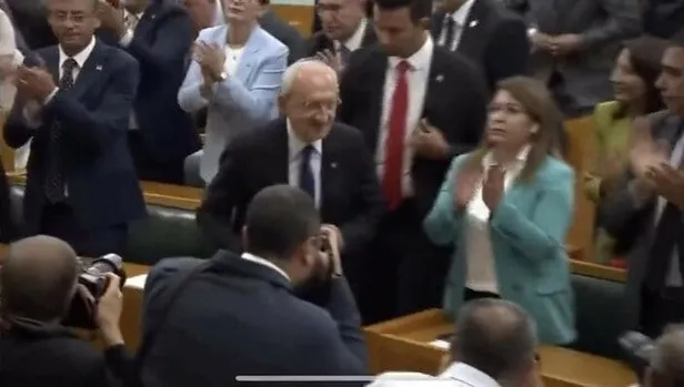 ozgur-ozelden-ikiyuzlu-tavir-arkasinda-is-tuttugu-kemal-kilicdaroglunu-ayakta-alkisladi-1690291099626.jpeg Özgür Özel'den ikiyüzlü tavır: Arkasından iş tuttuğu Kemal Kılıçdaroğlu'nu ayakta alkışladı-3