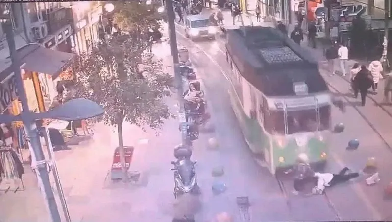 kadikoyde-torununu-kurtaran-kadin-tramvayin-altinda-kaldi-o-anlar-ortaya-cikti-1707566526159.jpeg