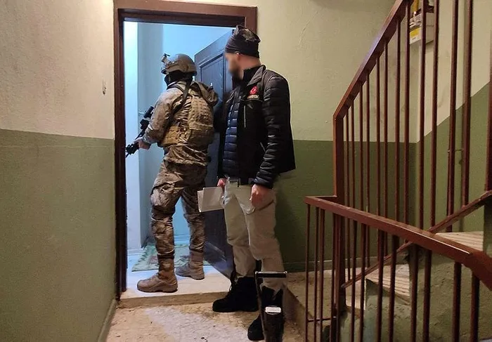 mersinde-431-polis-ile-safak-operasyonu-cok-sayida-uyusturucu-saticisi-enselendi-1705470823833.jpeg Mersin'de 431 polisle şafak operasyonu! Çok sayıda uyuşturucu satıcısı enselendi-2