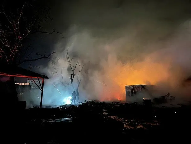 bursada-faliyet-gosteren-geri-donusum-fabrikasi-alev-alev-yandi-1638579242737.jpeg Bursa'da faaliyet gösteren geri dönüşüm fabrikası alev alev yandı!-4