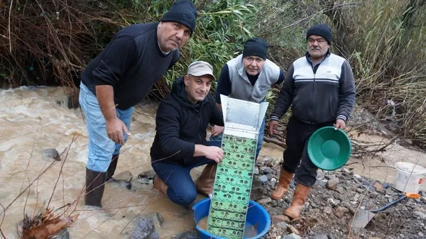 haftada-7-bin-500-tl-kazaniyorlar-burasi-turkiye-buz-gibi-derede-altin-avi-1647177459088.jpg Haftada 7 bin 500 TL kazanıyorlar! Burası Türkiye: Buz gibi derede altın avı...-6