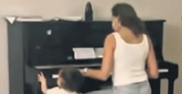 Azra Akın kızı Arya ile piyano başında