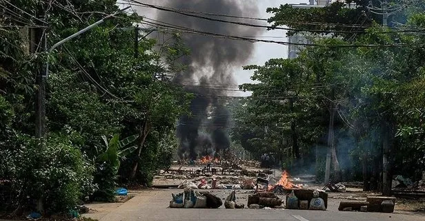 Myanmar’da darbe karşıtı grup ordu ile çatıştı: 8 ölü