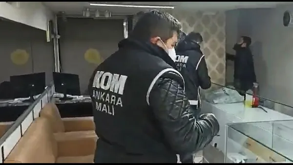 ankara-merkezli-3-ilde-altin-dolandiricilarina-operasyon-7-gozalti-1646822868607.jpg Ankara merkezli 3 ilde altın dolandırıcılarına operasyon: 7 gözaltı-3