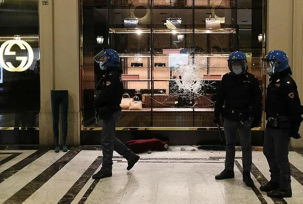 İtalya'da salgına yönelik son tedbirler protestolara neden oldu-2