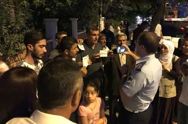 Yolcular skandalı bildirdi polis affetmedi