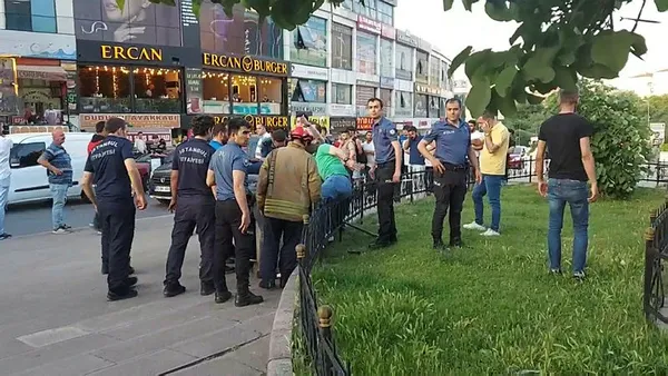 1653991781986.jpg Ümraniye'de dehşet anları! Bıçağı boğazına dayadı engel olmak isteyenlere saldırdı-2
