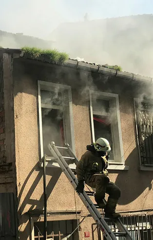 Beyoğlu'nda 2 katlı binada yangın
