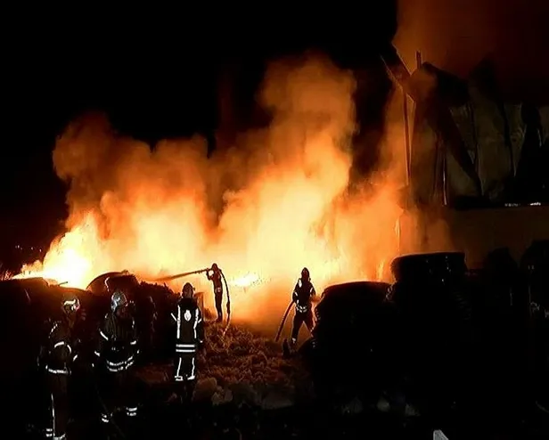 catalcada-harput-sanayi-sitesindeki-plastik-fabrikasinda-yangin-cikti-alevler-diger-fabrikalara-sicradi-1675565413203.jpeg Çatalca'da Harput Sanayi Sitesi'ndeki plastik fabrikasında yangın çıktı! Alevler diğer fabrikalara sıçradı-7