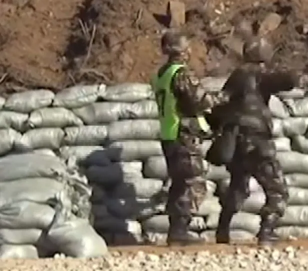 cin-askerlerinin-el-bombasi-ile-imtihani-kendi-ayagina-atti-1608649934794.jpg Çin askerlerinin el bombası ile imtihanı! Kendi ayağına attı...-2