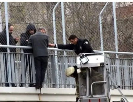 Tem otoyolu’nda üst geçitte intihar girişimi