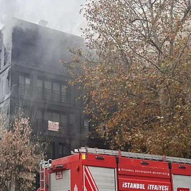 Kadıköy’de 5 katlı binada yangın