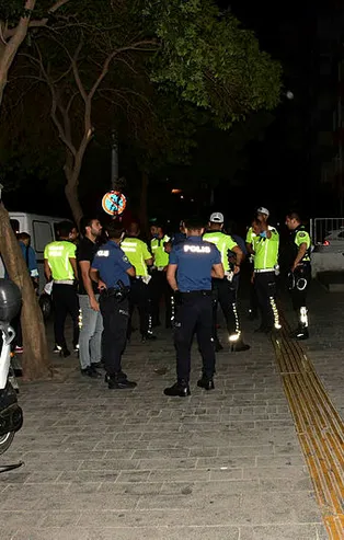 İzmir'de kimlik soran polise bıçak çeken şahıs vuruldu
