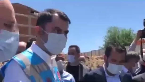 Bakan Kurum'dan Elazığ’da yüklenici firmanın müteahhidine sert uyarı: Yapmaya niyetin yoksa bırak