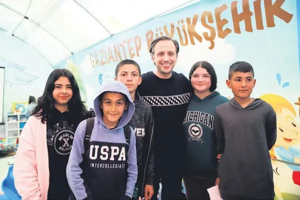 23-unlu-isim-gaziantepli-depremzede-miniklerle-bulustu-tamer-karadagli-umit-karan-umit-kantarci-1677705151264.jpeg 23 ünlü isim Gaziantepli depremzede miniklerle buluştu! Tamer Karadağlı, Ümit Karan, Ümit Kantarcı...-11