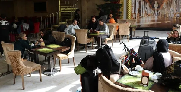 iranli-turistler-geldi-vanda-esnafin-yuzu-guldu-1637475701736.jpg İranlı turistler geldi Van'da esnafın yüzü güldü-4