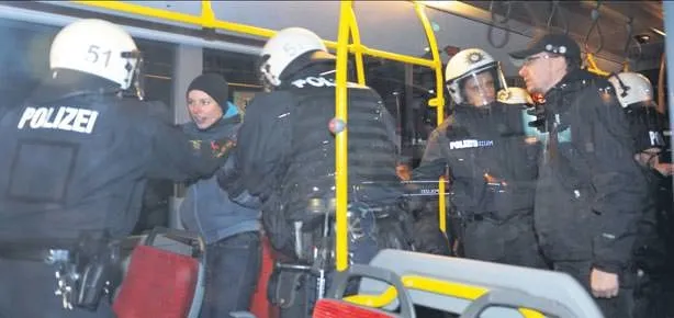 Alman polisinden göstericilere şiddet!