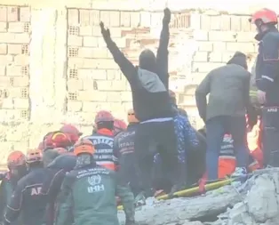 Son dakika: Elazığdaki depremde 14 saat sonra gelen mucize! Yakınları böyle sevindi