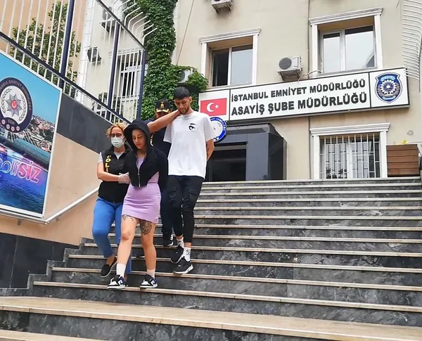 kagithanede-iranli-isadaminin-500-bin-liralik-ziynet-esyasi-ve-1000-dolarini-calan-mini-etekli-hirsiz-dovmesin-1655126882275.jpg Kağıthane'de İranlı işadamının 500 bin liralık ziynet eşyası ve 1000 dolarını çalan mini etekli hırsız dövmesinden tanınarak yakalandı-5