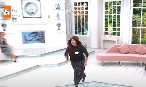 1670432546063.jpg Anne terliği stüdyoyu karıştırdı! 7 ay önce şikayetçi olduğu evli ve çocuklu sevgilisiyle Esra Erol’a katılan Gamze annesini çileden çıkardı!-11