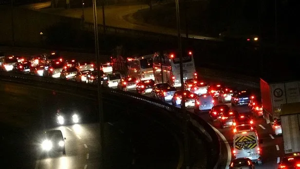 temde-kurban-bayrami-yogunlugu-yola-cikacaklar-dikkat-iste-trafikte-son-durum-1596141052008.jpeg TEM'de Kurban Bayramı yoğunluğu! Yola çıkacaklar dikkat! İşte trafikte son durum-2