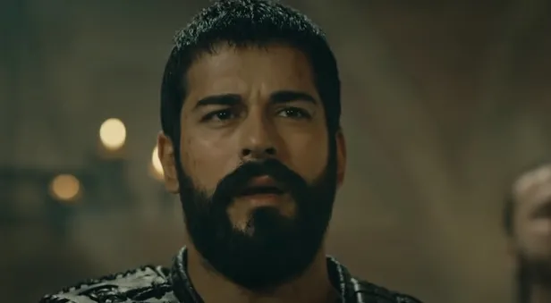 dananin-kuyrugunu-koparan-olay-kurulus-osman-33-bolum-fragmaninda-bir-cirpida-dali-budaktan-ayiriyor-1604763658038.jpg Bir çırpıda dalı budaktan ayırıyor! Kuruluş Osman 33. bölüm fragmanında dananın kuyruğunu koparan olay-4