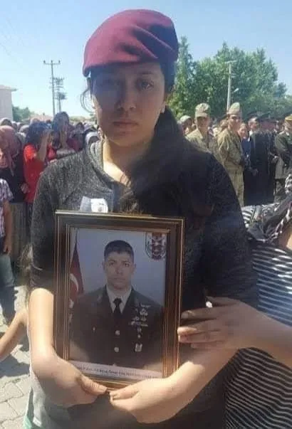 bu-kan-yine-o-kandir-kahrama-omer-halisdemirin-kizi-elif-nur-halisdemir-tegmen-oldu-1755263335286.jpeg Elif Nur Halisdemir babası Ömer Halisdemir'in fotoğrafı ile