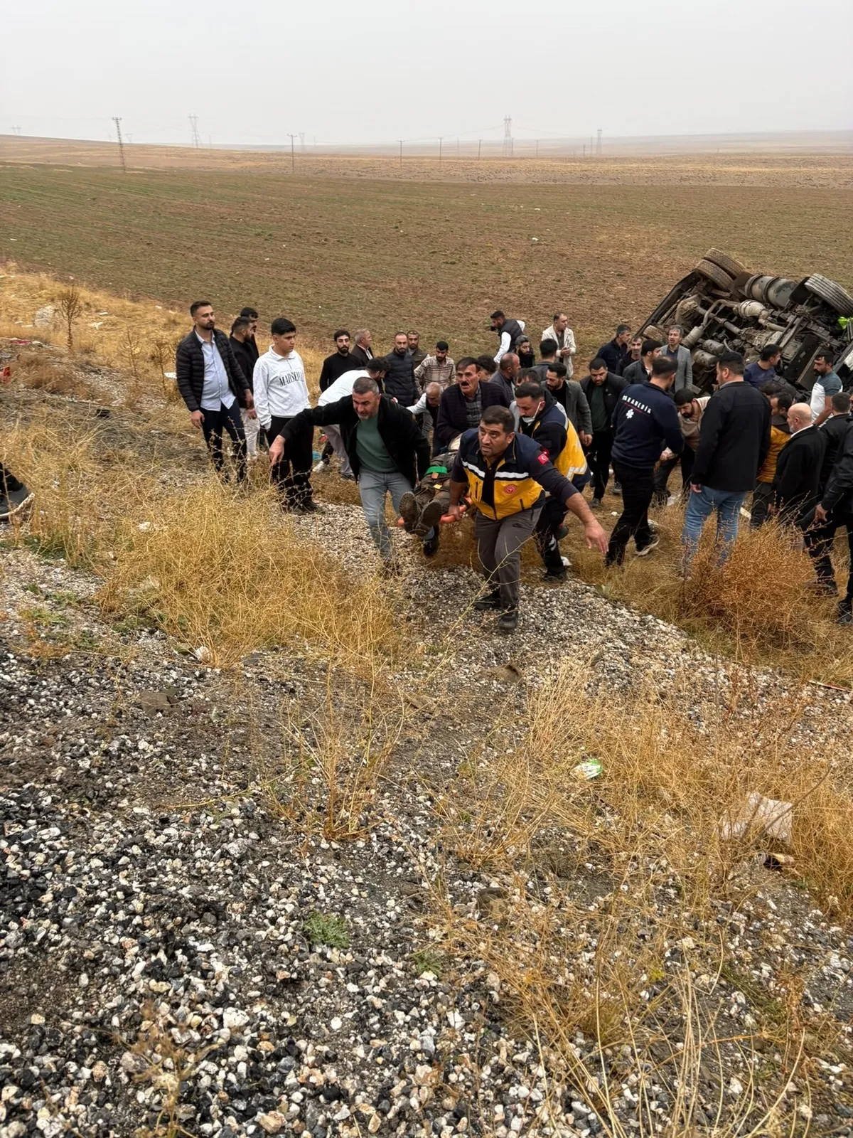 1793248277429.jpeg Hakkari-Van yolunda feci kaza! Polis memuru Tayfun Akalan şehit oldu: 11 kişi yaralandı-2