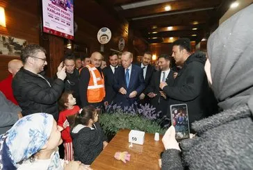 Başkan Erdoğan deprem sonrası sahada: Panik yaşayayan vatandaşları ziyaret etti