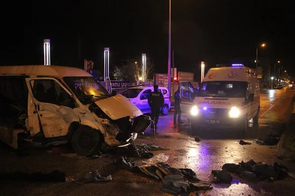 manisa-kulada-otomobil-ile-hafif-ticari-arac-carpisti-motor-yola-savruldu-1646797191184.jpg Manisa Kula'da otomobil ile hafif ticari araç çarpıştı! Motor yola savruldu-2