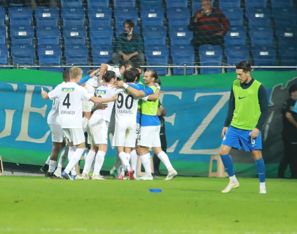 aslan-hata-yapmak-istemiyor-iste-caykur-rizespor-galatasaray-macinin-muhtemel-11leri-1633253955564.jpg Aslan hata yapmak istemiyor! İşte Çaykur Rizespor - Galatasaray maçının muhtemel 11'leri...-4