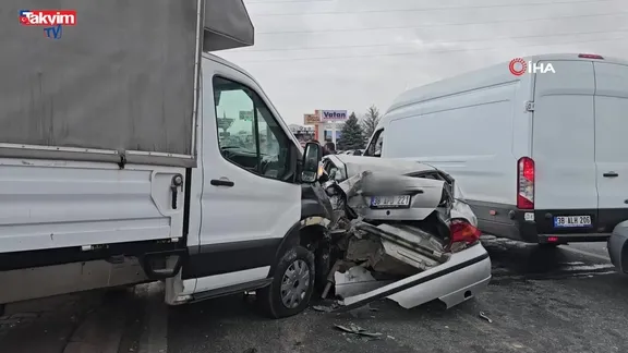 Kırmızı ışıkta duramayan kamyonet ortalığı savaş alanına çevirdi: 1'i ağır 3 yaralı