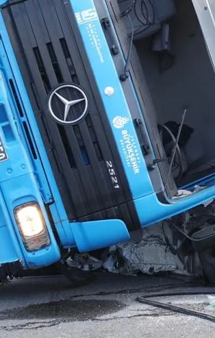 İSKİ'ye ait kamyonun devrildiği kazanın görüntüleri ortaya çıktı! Dehşet anı kamerada: Metrelerce sürükledi