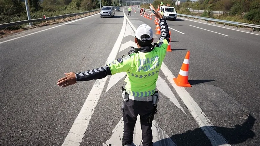 1-mayis-istanbulda-kapali-yollar-bugun-trafige-kapatilacak-yollar-ve-alternatif-guzergahlar-1777614395744.jpg