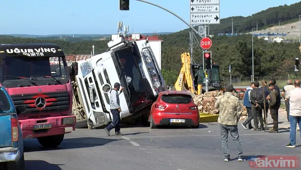 Sultanbeyli'de facianın eşiğinden dönüldü! Hafriyat kamyonu otomobilin üzerinde devrildi - 7