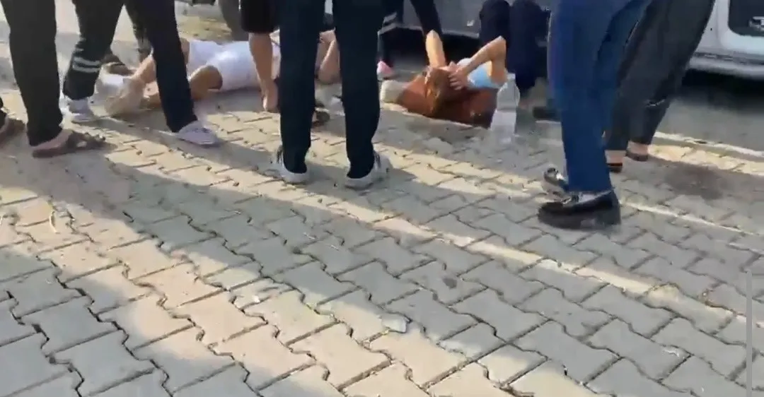 adanada-direksiyon-basinda-uyuyan-surucu-duvara-carpti-7-yarali-1781082901731.jpg Adana’da direksiyon başında uyuyan sürücü duvara çarptı: 7 yaralı-3