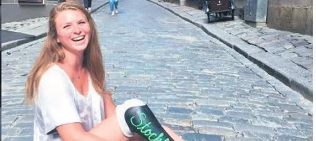 Dünyayı bacağına yazıyor!