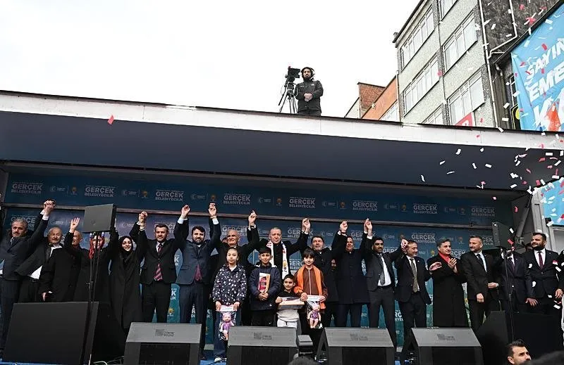 Başkan Erdoğan, AK Parti Karabük Belediye Başkan adayı Özkan Çetinkaya (sol 6) ve AK Parti İl Başkanı Ferhat Salt (sağ 6) ve ilçe belediye başkan adaylarıyla vatandaşları selamladı.