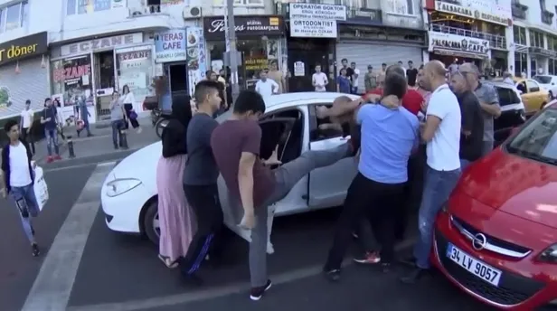 İstanbul Fatih'te şok görüntü! Ortalık savaş alanına döndü-1