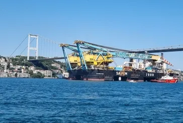 Dünyanın en büyük üçüncü yarı batık gemisi Saipem 7000 İstanbul Boğazı’ndan geçti