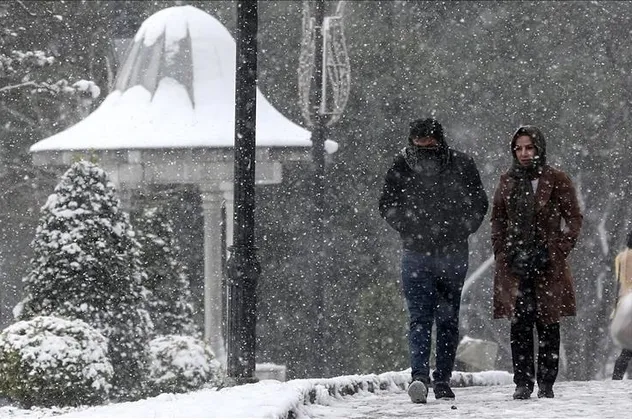 Kar yağışı İstanbul'a giriş yaptı! Meteoroloji'den İstanbul dahil 19 kente sarı ve turuncu kodlu uyarı! Kar yağışı fırtınası yolda
